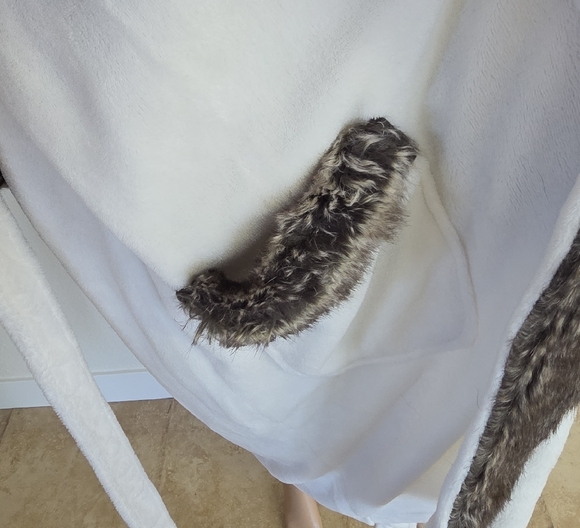 Pottry Barn Luxurious Faux Fur Trimmed White Robe - Picture 4 of 10